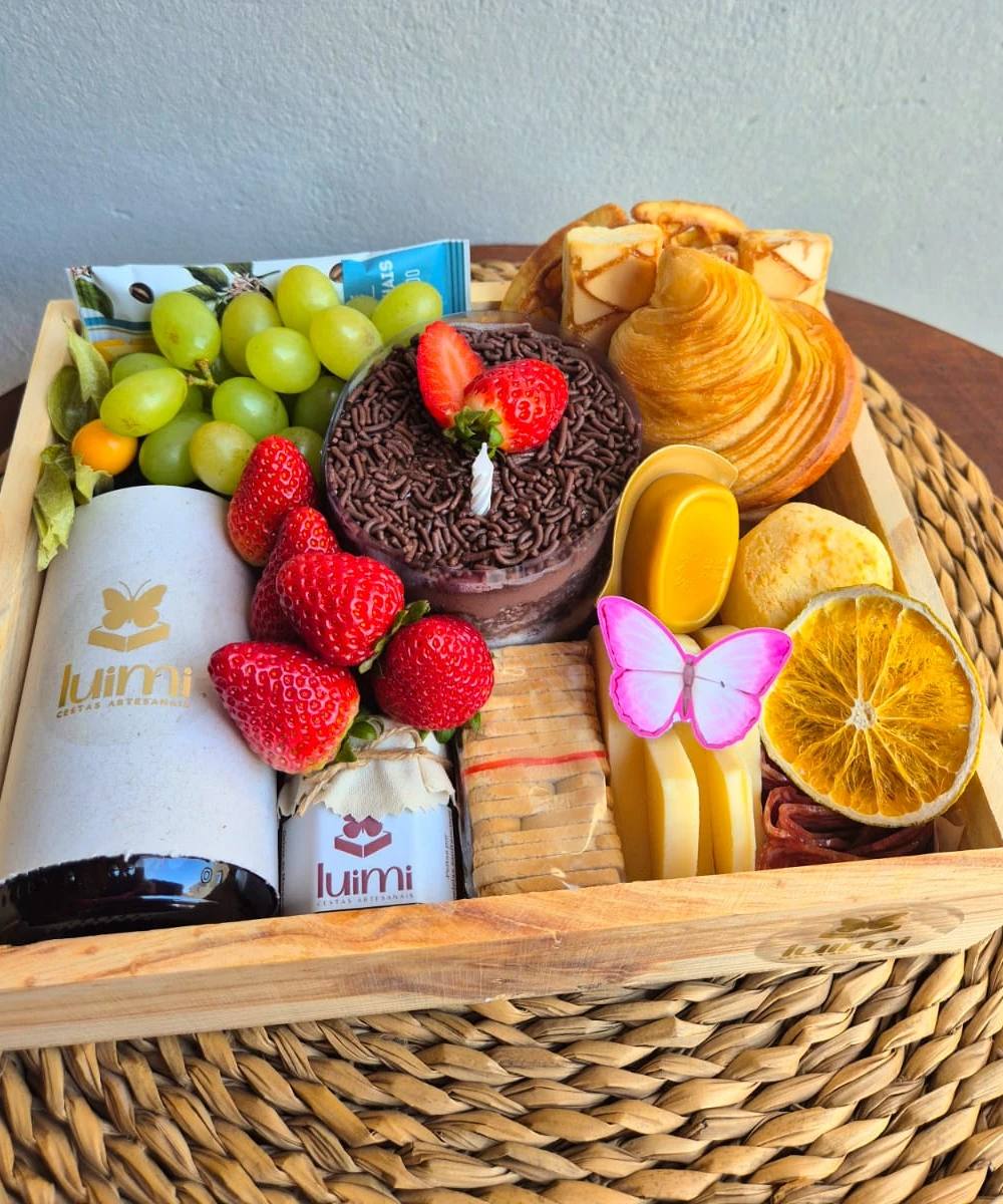 Cesta de café da manhã artesanal da Luimi montada com pães, frutas e bebidas