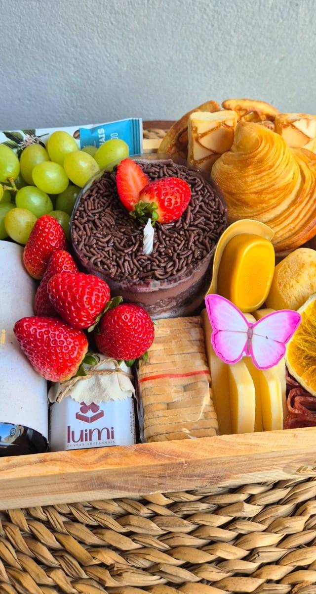 Cesta de café da manhã artesanal da Luimi montada com pães, frutas e bebidas