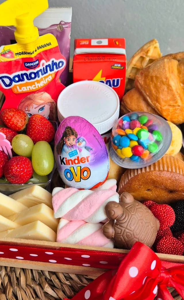 Cesta infantil colorida com guloseimas e itens lúdicos