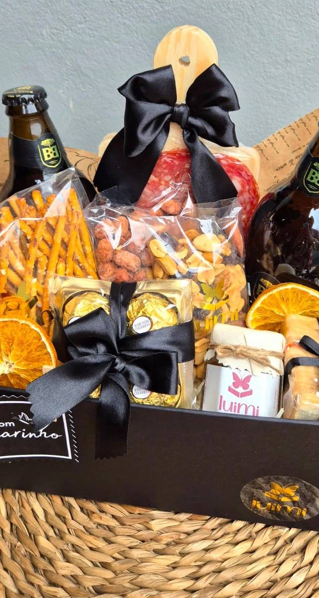 Cesta de aniversário artesanal com petiscos e bebidas