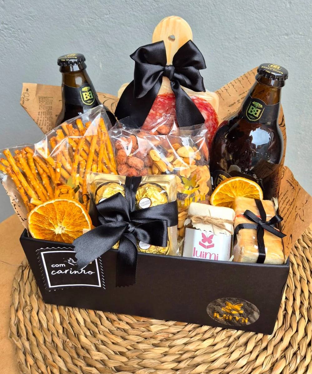 Cesta de aniversário artesanal com petiscos e bebidas