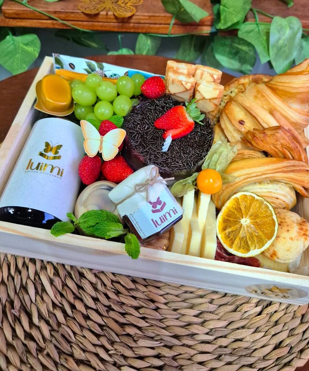 Bandeja de café da manhã montada com pães, frutas e bebida quente