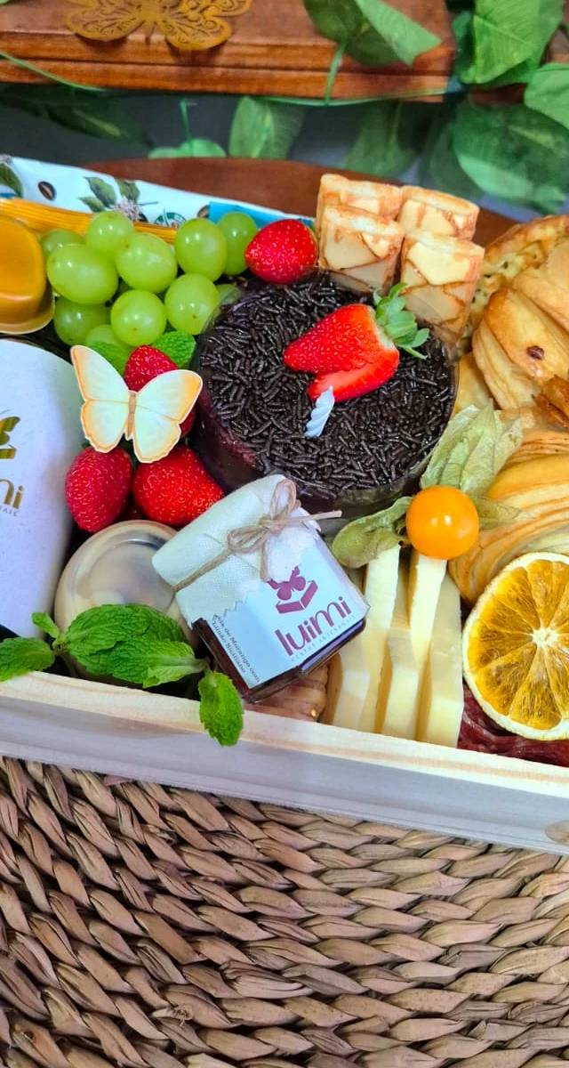 Bandeja de café da manhã montada com pães, frutas e bebida quente