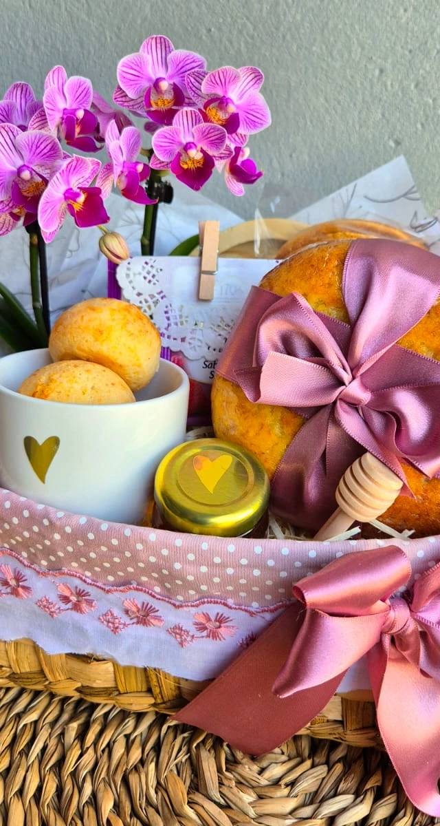 Cesto artesanal com flor, preparado para uma comemoração em Piracicaba