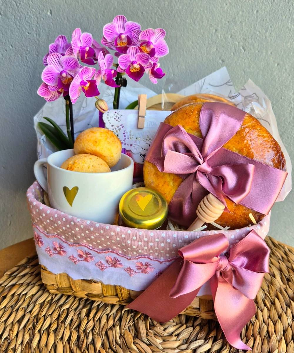 Cesto artesanal com flor, preparado para uma comemoração em Piracicaba