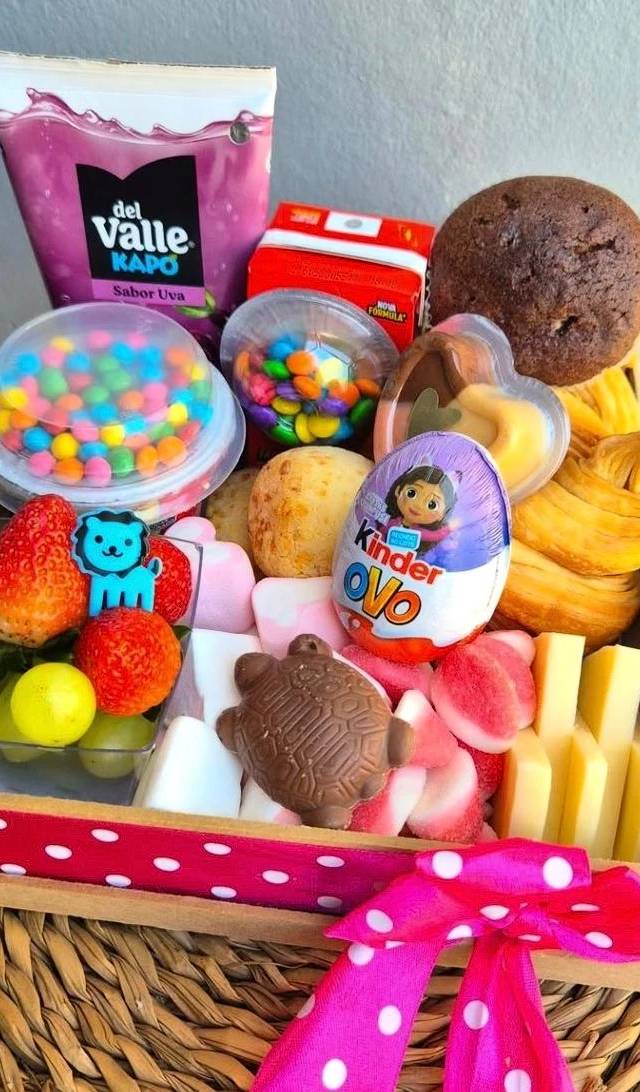 Cesta artesanal Luimi com doces e guloseimas para presentear no Dia das Crianças
