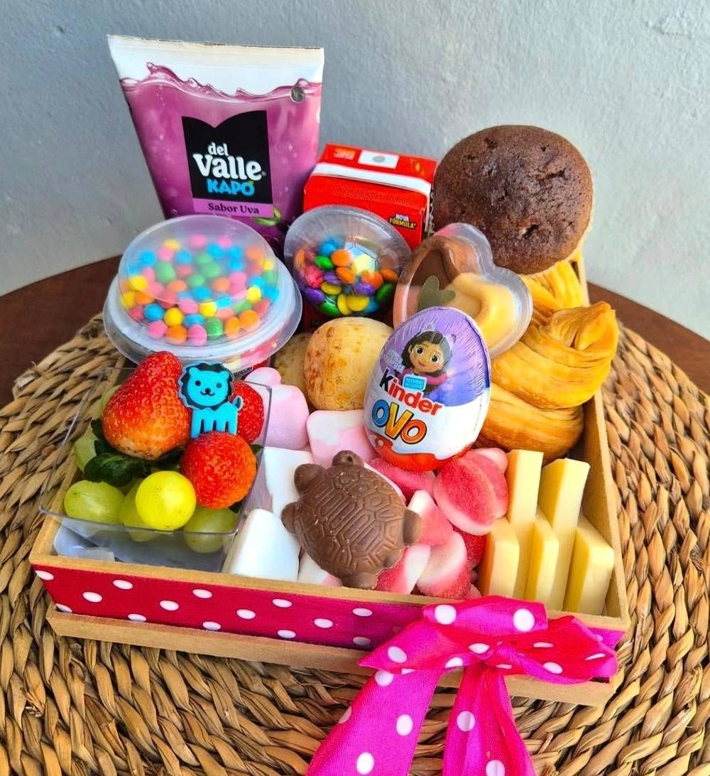 Cesta artesanal Luimi com doces e guloseimas para presentear no Dia das Crianças